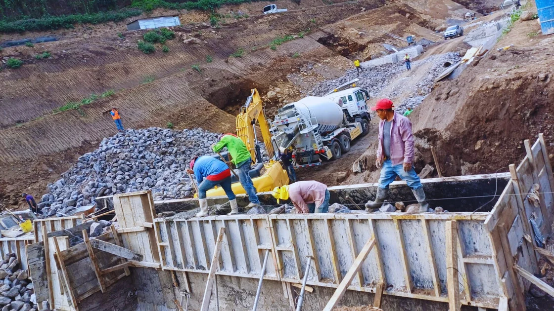 Equipo KOBA trabajando en una obra de infraestructura
